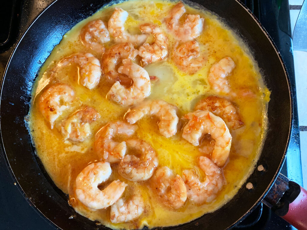 cook shrimp with egg on pan