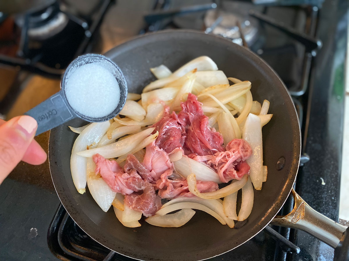 beef and sugar into pan for gyudon