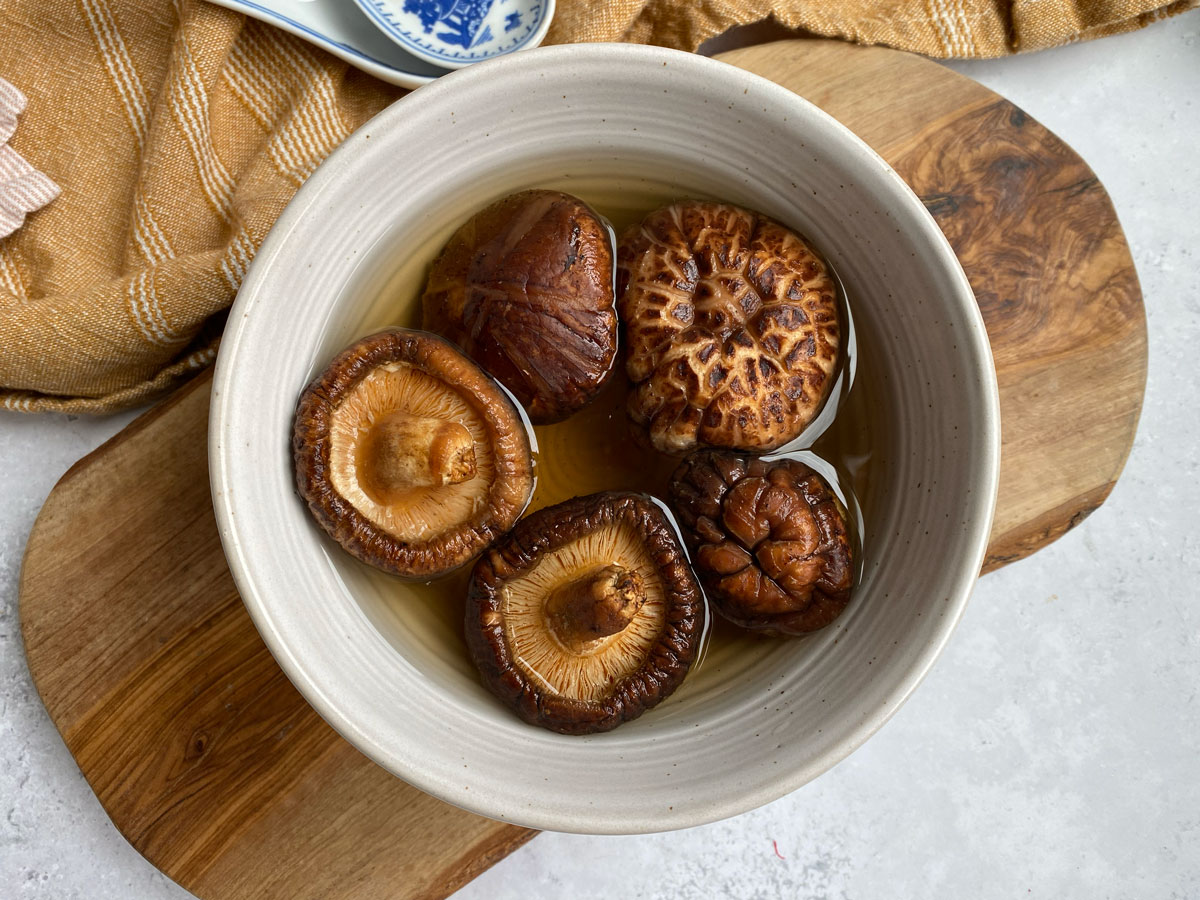 Soak dried shiitake mushrooms in water.